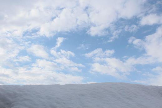 雪の降らない穏やかな朝を迎えました 今までよりは気温も高めとなりいよいよ春の季節が到来かと楽しみにしています 雪の山の向こうには青い空と白い雲が浮かんでいます 花暦に載せる花がなく今日は何気ない白い雲です それでも春を感じさせてくれる気持ちになるのは私だけでしょうか 今朝ブログのアクセス数が277777件と7が5つも続きました 何か良いことがあるように/