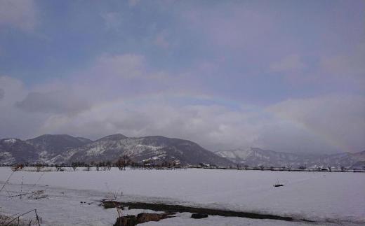 気温があがり雨がふったり晴れたりの天候です 東の空に虹が出てきて思わず写真を撮りました 冬にはなかなか見ることができない虹は春を感じさせてくれる貴重な風景です/
