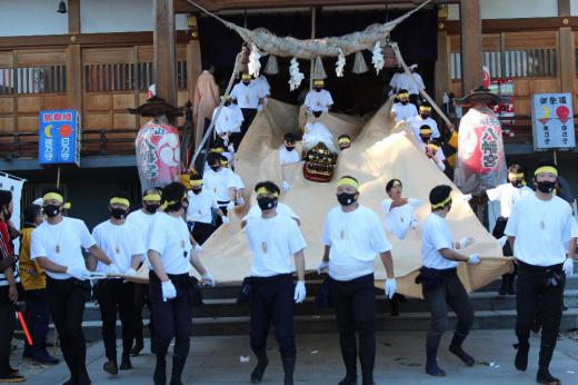 赤湯温泉ふるさと祭りが終わりました コロナ禍の中での祭りで感染防止をしながらの祭りとなりメーンイベントの若者獅子の参加者もこれまでの3分の1程度で11日午後4時出発式が行われ威勢よく町に繰り出していきました/