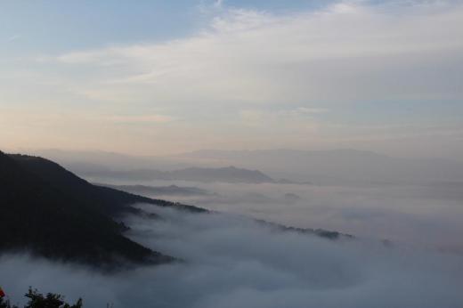 朝起きると深い霧に覆われ赤湯の風物詩の一つ「雲海」が見れる季節になりました　早速車で十分一山に登り「雲海」を撮ってきました　現地で見るような雰囲気はお伝えできませんがその美しさを感じてください　ぜひ天気予報が晴れで霧がでているときは見ることができますので一度ご覧ください/