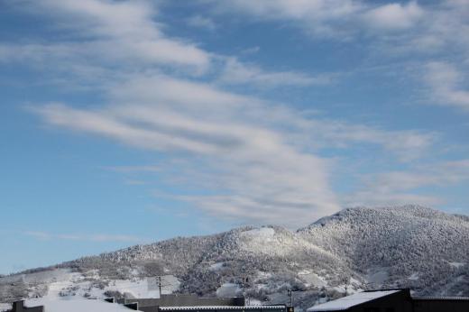 今朝は青空に映える雪の山も見える穏やかな一日のスタートで冬でも晴れ間が見えるとホッとします　また今夜から大雪の予報で気持ちも少し沈んでしまいますが今日の晴れ間を楽しみたいものですね/