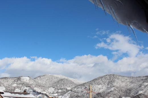 正月も明けました 今朝は積雪20センチほどありました 雪の予報ですが時折陽も射す穏やかな天気です 写真は昨日のものですが屋根のつららが少しずつ長くなり遠くの山は陽の光に輝いています 待ち焦がれるのは春です/