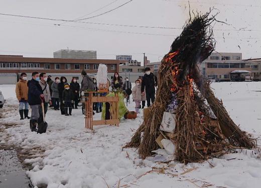 「小正月」行事の一つ「サイト焼き」が昨日午後我が家の近所の田んぼで行われました 赤湯地区内の子ども会行事として昨年のお札や正月飾りなどが集められ藁やかやなどに囲まれ神事が行われた後点火されました 私が子ども頃は「ヤハハエロ メクソハナクソドンデンゲー」と火を囲んで餅を焼いたりして「小正月」行事を楽しみました でも昨日はとても静かな「サイト焼き」でした/