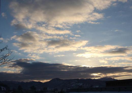 朝から陽が射して真冬とは思えない天気になりそうです 一面に青空が広がり道路には雪もありません このまま春と願っていますがそうはいかにでしょうね 来週には大雪が待っています/