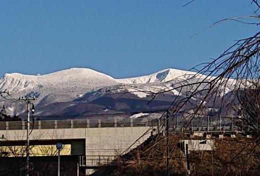 蔵王の山が白く輝いていました　真冬には珍しい快晴となり山形市内はほとんど雪がなく蔵王の山並みが太陽に照らされて真っ白に輝き神秘的とも思える神々しさでした　思わず車を停めて写真を撮った1枚です/