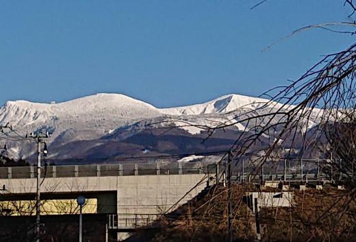 蔵王の山が白く輝いていました 真冬には珍しい快晴となり山形市内はほとんど雪がなく蔵王の山並みが太陽に照らされて真っ白に輝き神秘的とも思える神々しさでした 思わず車を停めて写真を撮った1枚です/