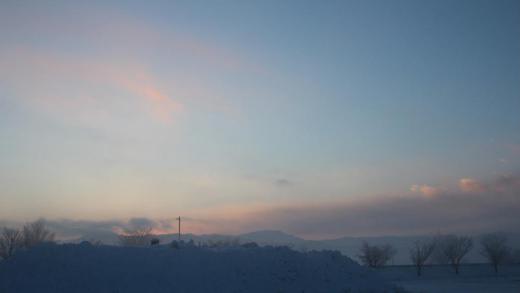 雪が降らなくいいですねえ 今朝も朝日が空を赤く染め冷えた空気が霧になって山がかすんで見えました 今はすっかり晴れて青空が広がっています  この季節にアップできる写真は雪と空と雲と山しかありません /