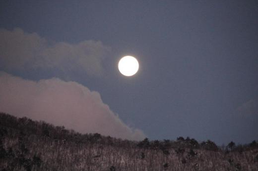 今夜の月は満月なんだそうです 昨日夕方に西の空が紅く染まる頃北東の山に大きな明るい月がでてきました 夕日に染まった山、真っ白な月と真冬に月を見ることが少ないので思わず写真を撮りました 昨日はとても良い天気になり夕焼けもお月様も眺めることができた一日でした/