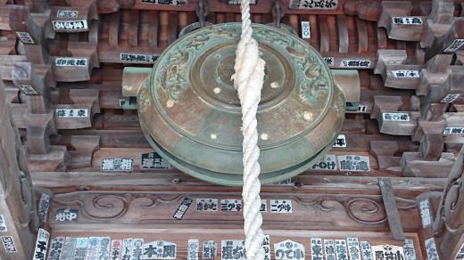 烏帽子山八幡宮の東端に東照寺があります その東照寺のそばに置賜三十三観音の第12番 赤湯聖観音があります 雪が消えかかった観音堂は当時の風格をそのままに静かなたたずまいのお堂です 多くの参拝の方があることを示す多くの張り紙もありました 置賜三十三観音は上杉家の重臣直江兼続公の後室お船の方が観音信仰に篤く置賜の地に三十三観音の霊場を定められたと伝えられています この観音堂はその一つです 雪解けがかなり進み春までもう一息です/