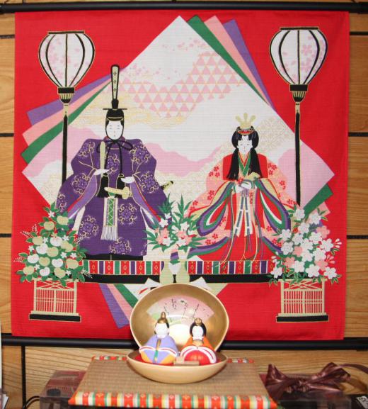 今日は3月3日ひな祭りです 娘は遠くに嫁ぎ孫娘も大きくなり老人だけのひな祭りとなりました 小さな雛人形とタペストリーをちょっと飾ってひな祭りの雰囲気を楽しんでいます 併せてペーパークラフト展のお雛様を眺めている子どもの姿の紹介で数十年も前のことを懐かしんでいます/