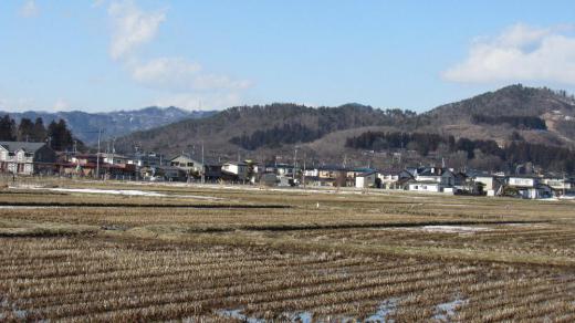 春の陽ざしに田んぼの雪がどんどん解けてきました 所々で土が顔を出して(散歩してみたら田んぼにほとんど雪がありませんでした)春を告げようとしています 天気予報も雪マークが少なくなり太陽がサンサンと降り注いでいます/