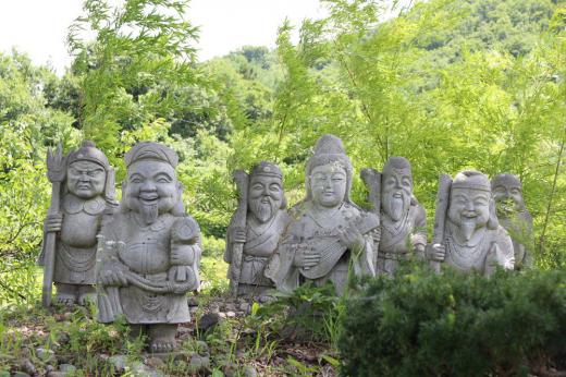 暑い暑いといっているうちに8月も昨日で終わりました 月が明けたら何かよいことがないかなと「七福神」をアップします   福をもたらす神様を「福神」といいますが その代表的なものに「七福神」の信仰があります この信仰はかなり以前民間信仰として人々の生活と切り離すことなく伝承されてきました 室町時代から起きたという説もありますが所説あるようです 一つ一つ石仏を眺めてみてください 誰かに似ていませんか 心が落ち着いてくるような不思議な石仏です/