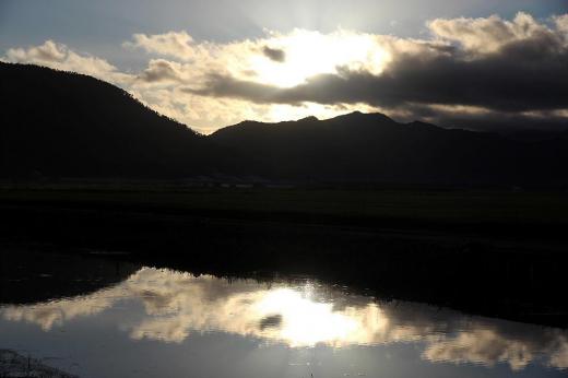 お墓参りの朝を迎えましたご先祖様をはじめあらゆるみ霊を供養する仏教の行事といわれています 今朝の東の空に太陽が昇り晴れ間が広がり今日も暑くなりそうで川面には青空と白い雲が映っています この時期はお盆のしきたりが薄れ暑い夏を楽しむ貴重な時となっています  暑さの中で今日は何時頃お墓参にでかけますか/