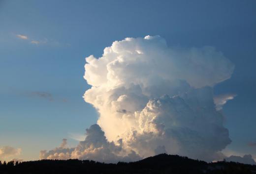 真っ白な入道雲がわいて陽の光に照らされそのわきには赤く染まった雲もあり夏と秋が同居したように西の空を描いてくれています これまでになく暑い一日が終わりました いつになったら本格的な秋がやってくるのでしょうか/