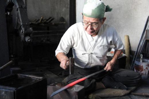 日本刀づくりを見たことがありますか 南陽8ミリクラブでは南陽市に生まれた日本刀の歴史上で「新々刀の祖」といわれている「水心子正秀」をテーマに郷土学習教材づくりを行っています その一環として現在山形県で唯一の日本刀づくりをしている上林恒平氏を取材しています。彼の鍛刀場を何度か訪問し日本ができるまでをまとめています 玉鋼といわれる日本刀の原料である鉄鉱石から長い工程を経て日本刀づくりができるまでを映像におさめていますがその工程に驚き感動しながら日本刀づくりを見せてもらっています 完成は11月を予定し上映会を開催しますのでかぜひ上映会にお出でください/