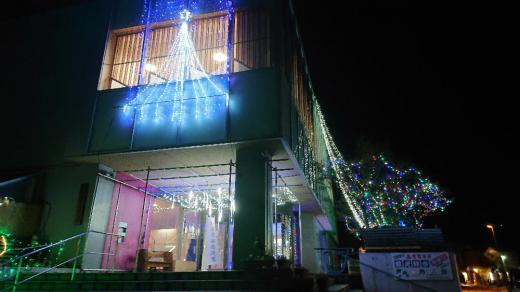 12月に入ってグーンと寒くなり あちこちにイルミネーションが点灯され始めました 先日研修会で「えくぼプラザ」出向いたところ きれいなイルミネーションが点灯されていました いよいよ冬の訪れとともにクリスマスムードの高まりを実感しています 冬 クリスマス お正月と心せわしい日々がやってきました/