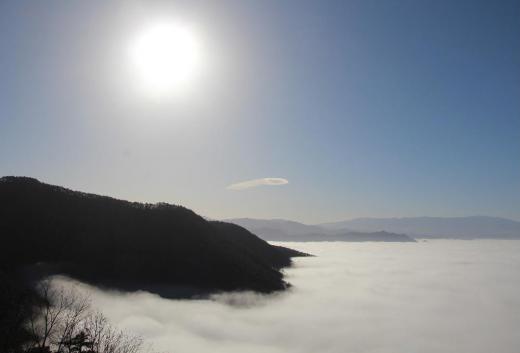 雲海が漂っている空に太陽が輝いて雲海を一層白く見せてくれます 今日も9日雲海その4です 今日まで4日間の雲海が十分一山から見える全てです これからの天気予報を見るともう雲海はみることができないのでは 見納めの雲海です/