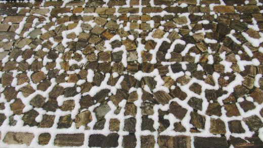 雪の造形美 大雪の予報がでていますが幸い(?)にも数センチの積雪でまだ雪かき作業は一度もやっていません わずかに降った雪の模様に少ない雪のありがたさを感じています 地植えしている姫カスミソウにも雪の中でまだ小さな花をつけています このまま年を越せればよいのですが年末はどうでしょうか/