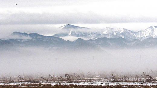 昨日の午後からは雪でなく雨がふっていました 田んぼの雪も解け田んぼと遠くの山の間にはモヤがかかっており幻想的な風景が広がっていました 1月の半ば過ぎですが3月上旬の気温だったそうでこれまで雪が降らずにこんな風景を見ることができるというのはまさに異常気象でしょうか  「モヤ」と「霧」の違いがわからないんですが?/
