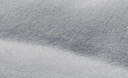 一昨日 真っ白な雪に太陽があたるとキラキラと小さなダイヤモンドのように光る粒をみることができました  夕方にはオレンジ色に染まった雪原と沈みゆく太陽がまぶしく輝いていました こんな時期に夕焼けが見れるなんてなんと幸せなことでしょうか/