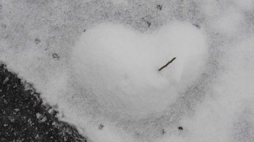 雪のハートマークが現れました 今朝も数センチの積雪がありうっすらと雪に覆われています 地面になんとハートマークの雪をみつけました どのようにしてできたのかわかりませんがもしかすると何かいいことがあるかもしれません ハートには何と矢が刺さっているようにみえます 誰かの心を射止めたのでしょうか/