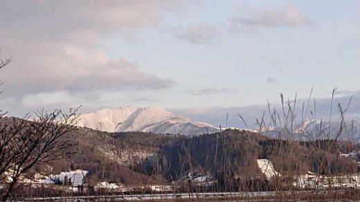 昨日はちょっとだけ夕日が顔を出してくれました 夕日に照らされた東の雪を被った山がオレンジ色に染まっていました 気温は低いのですがどこか春を感じさせてくれるような風景です/