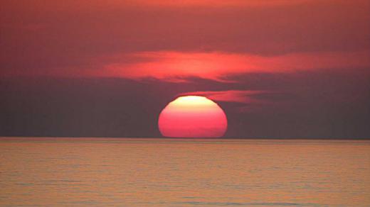 先日今まで撮ったことがないような夕日が見れました 日本海に沈む夕日でかすかに見える波間の水色とオレンジの縞模様も初めて見る風景です 秋は空が真っ赤に燃えたように夕焼けをよく見ることができますが初夏にもこんな夕日が見れるんですね/