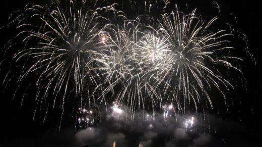 近所の公徳会佐藤病院の花火大会が行われました 3千発30分にわたる花火は暑さを忘れさせてくれました 周辺には多くの観客が訪れ花火に酔いしれていました いよいよ夏本番ののろしのようです/
