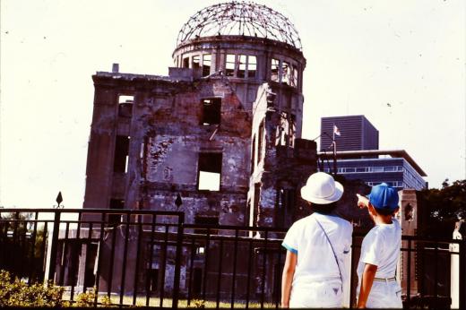 「十三参り」って聞いたことがありますか? 数えて13歳の時に福島県の柳津の虚空蔵様にお参りする子どもの健やかな成長を願う行事です 今から30数年前我が家の子どもの「十三参り」は神様にお参りするのではなく広島の地で平和の尊さを実感させる旅でした その小旅行を記録した40コマほどのスライド作品を創りました 作品を見直してみると少し色あせていますが当時を思い出しています 今日8月6日は広島に原爆が投下されて79年です 再び戦争が起こりそうな世の中になってきましたがこれからも平和であり続けたいと願う一日にしたいものです/