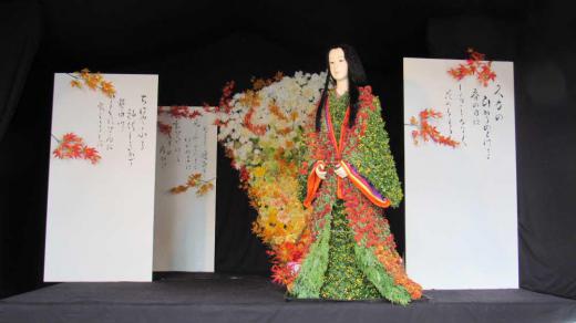 南陽の菊まつり すてきな菊の花のフラワーアートを見てみませんか  112回を数える南陽の菊まつりが4日から始まりました。第1部の宮内会場では4日から15日まで菊の花のフラワーアートが10セットほど展示されており、熊野神社の森とコラボし鮮やかな菊の花の展示を見ることができました 菊人形展のイメージではなくまさにフラワーアートです ぜひおいでください 写真は大河ドラマの1シーンです/