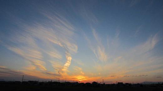 西の空に静かに太陽が沈み鳥が大きく羽ばたいているように少しずつ赤く染まっていきました 東の空には月齢11日の月が昇り始め西の太陽とランデブーです 北西の空にあるうろこ雲は少しずつ赤味を帯びまさに秋を感じさせる一瞬です 暑い暑いと言っていたのがウソのように最低気温が10度と暖房が恋しい季節になりました 花々だけでなく雲も季節を伝えてくれる風物の一つです/