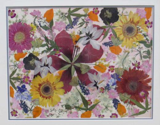 押し花が絵のように美しい「押し花絵」展をみてきました 草花を植えて鑑賞したり生け花などで飾ったりと様々な楽しみがありますが押し花も楽しみ方の一つですね どの作品にも共通するのですがなぜ押し花の色が色落ちせずあんなにきれいに保存されているのでしょうか まるで花畑にいるような錯覚に陥ってしまいます/