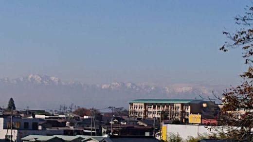 昨日の好天の中紅葉の先に白い雪をいだいた飯豊山を見ることができました 初冠雪の雪だったのでしょうか 今日明日と寒いになりそうでそろそろ紅葉も見納めでしょうか 平地に雪が積もるのもまもなくです/