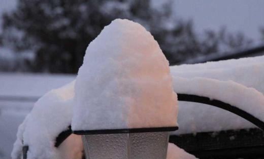 12月23日朝 積雪が多いとの予報でしたが思ったより少なく10数センチでした 今は陽ざしも見えてきましたので雪の峠はこしたのでしょうか 12月末でこの程度の雪でホッとしています お正月まで雪はいらないです でもこれだけはどうしようもありません これこそ天に祈るのみです/