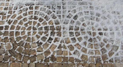 朝起きるとうっすらと雪が降っている 先日の朝に玄関前にはお迎えのきれいな雪の模様が描かれていた 今ごろまでほとんど雪が降らずありがたいばかりである 今日から明後日にっけて大雪が降るとか どのくらい降るのでしょうか/