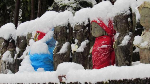 今日から明日にかけて大雪になるとの予報どおり今朝から雪が降り積もり雪かきに大わらわです i薬師寺のお地蔵様も寒そうで雪に埋まりそうです いよいよ来ましたね本格的な冬が/