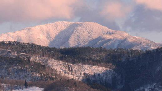夕日に染まる雪山 今朝はまた雪が降り始めました 先日2日ほど穏やかな天候となり夕方にはにその空が夕焼けに染まりました その陽の光が東の空の雪山を赤く染めました 真冬の中でつかの間の穏やかな一日となりました 今朝はまた冬に逆戻りです/