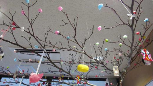 だんご下げ 旧暦の1月15日は小正月と呼び 当地方ではこの日みずきの木にだんごをさげ 正月飾りや古いお札を燃やす「さいと焼き(どんど焼きともいう)」を行ってきました 昨日知人宅でだんご木が飾っておりましたが以前はどの家庭でも行われていました だんだん忘れられようとしていますが庭の木の枝に雪が付いておりだんご木のように見えてきました 寂しいですね/