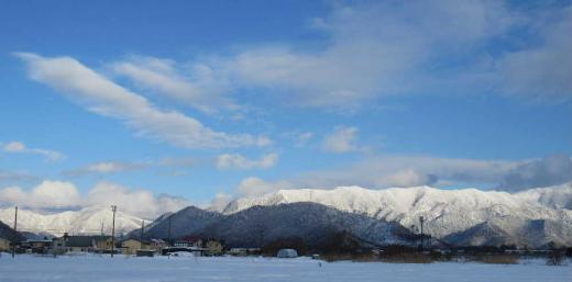 今日は二十四節気の大寒で今朝の外の気温が氷点下九度と寒い 昨日も寒かったのですが日中は真っ青な空に真っ白な山がひときわ鮮やかでした 真冬も一休みでしょうか 全国各地で大雪のニュースが放送されていますが 当地方は思ったほど多くない雪にホッとしています これ以上は雪が降らなければよいのですが/