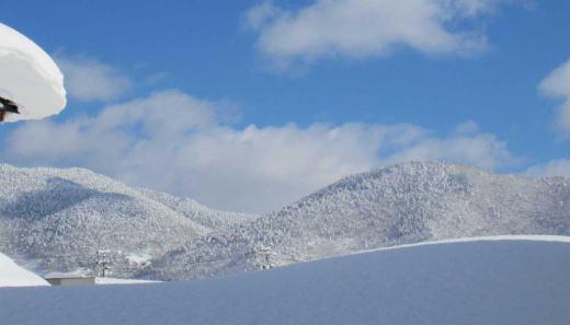 ようやく屋根の雪下ろしや雪片付けがおわり一息ついています 真っ青な青空が見え陽も射してきました峠を越したのでしょうか 1m近い積雪で屋根の上の長男も四苦八苦ですがさすがに若い あっという間に終わしてくれました 雪にはなれているつもりでしたがやっぱりきつい・・・・午後にはまた雪が降ってきたまだまだだねえ/