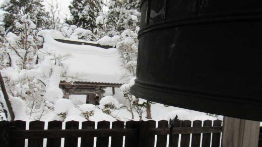 連日の雪で雪片付けで身体中痛くなってきました もう雪はたくさんと思っていましたがようやく穏やかな天候になりました 鶴の恩返しで有名な珍蔵時を訪れました 深い雪がお寺を包み込むように積もってまさに鶴の恩返しのお寺の雰囲気を醸し出していました 山門にふわりと積もった雪が幻想的です/