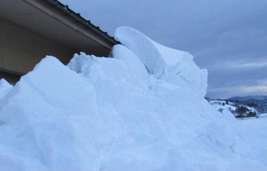 ようやく雪がおさまり今朝は雨模様です 昨日からの暖かさで雪が解け隣地のガレージの屋根のから落ちた雪が屋根と続いてしまいました 怖いです でもまた冬型の気圧配置でま冬型になりまた雪が降りそうです/