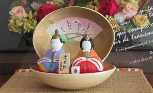 朝から小雪が舞っており春から一転冬に逆戻りの3月3日ひな祭り 我が家では今年も5センチほどの小さな雛人形を飾りました 平安時代の頃中国から伝わった五節句の一つで旧暦の3月3日に災いやけがれをはらうために水で清めて宴を催す習わしが始まりとされているそうです 女の子の行事としてひな人形を飾る習慣が定着したのは江戸時代に入ってからと言われています 「女の子の健やかな成長を願う」という意味を持つ行事となり 冬から春に変わり気候も穏やかになる時期にぴったりの行事といえそうです/