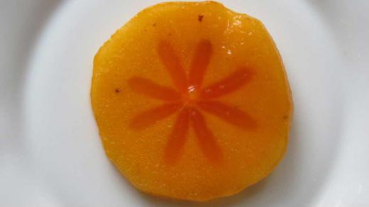 これは何の花? 今年最後のカキを近所の方からいただいたので皮を向いて輪切りにしてみました 白い皿にもった模様にいつも食べているカキとは思えない花柄模様を浮き上がらせています 熊騒ぎで話題となった果物の一つで熊の餌となっているカキの木が数多く切り倒されたとのニュースも流れた一年でした/