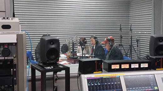 マーちゃんがYSCラジオに出ています と言っても自分の番組をもっているわけではなく毎週日曜日午後6時10分から7時まで放送の「輝けサンデー歌謡パラダイス」という番組の中で「元気な百年時代・はばたけふるさと南陽」のコーナーで水心子正秀について白岩英也さんと5〜10分ほど語り合う番組でレギュラーで出ています 収録中のスタジオの風景ですが もちろん写っていませんがこんな雰囲気で毎回行っています ほとんどお聴きになっている人はいないでしょうが興味のある方はダイヤルをあわせてみてください/