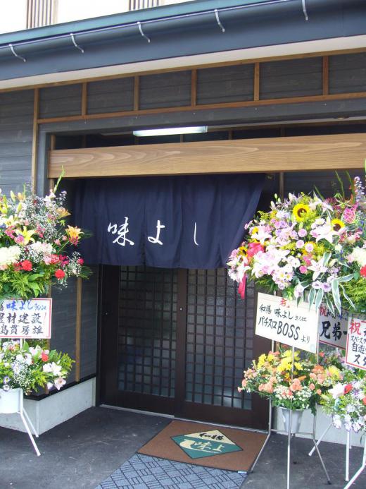 玄関には花がいっぱい/