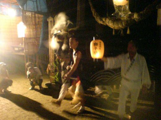 勢いよく神社に入るお獅子/