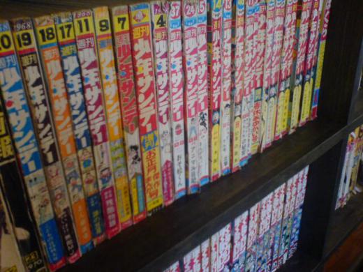 店内には懐かしいマンガ本の数々/