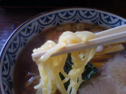 細めの縮れ麺です/