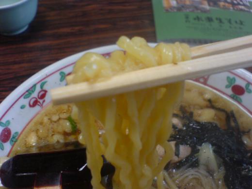 麺は太めのモチモチ麺です/